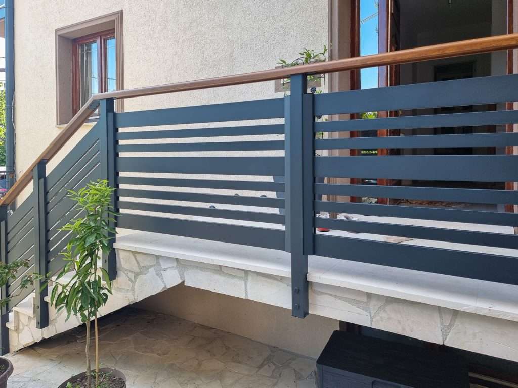 Aluminijumska ograda za stepenište i terasu sa horizontalnim letvicama i drvenim rukohvatom — Savalux