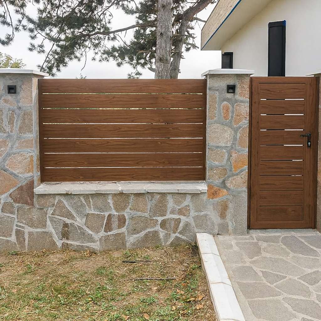 Aluminijumska ograda u dekoru drveta sa pešačkom kapijom na kamenom podzidu - klasičan ulaz