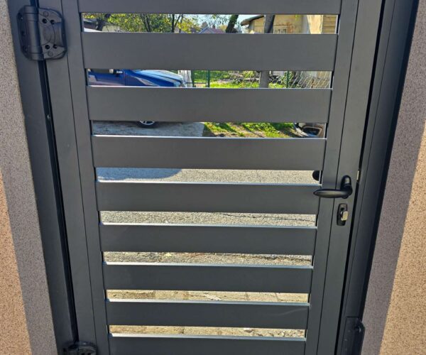 Aluminijumska pešačka kapija sa horizontalnim letvicama i Safetech šarkama antracit RAL 7016 — Savalux