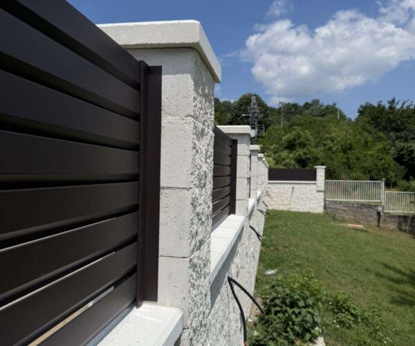 Detalj ugla aluminijumske ograde u antracit boji sa kamenim stubovima