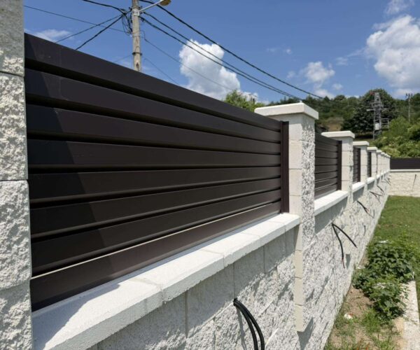 Aluminijumska ograda u antracit boji sa kamenim stubovima - pogled u perspektivi