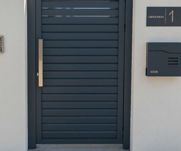 Aluminijumska pešačka kapija sa zatvorenim panelom antracit RAL 7016 i pozivnom tablom — Savalux
