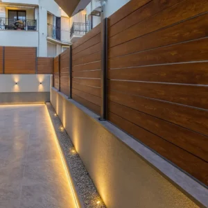 Aluminijumski paneli za ograde u dekoru drveta sa LED osvetljenjem — Savalux