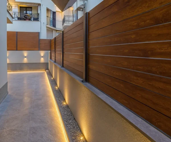 Aluminijumski paneli za ograde u dekoru drveta sa LED osvetljenjem — Savalux
