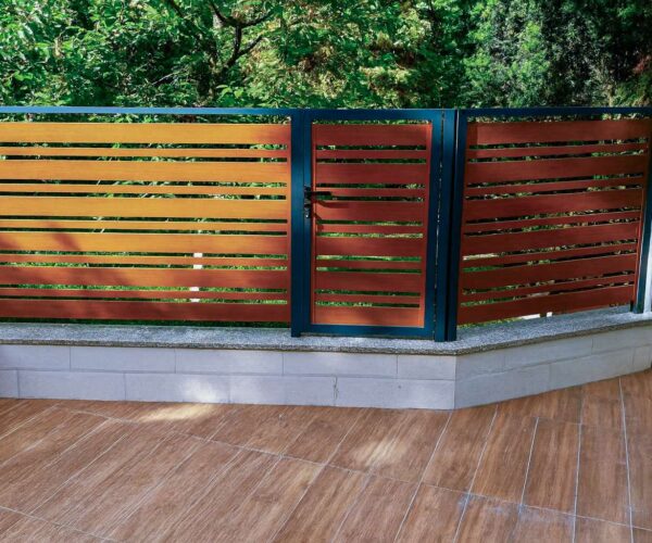 Aluminijumska ograda za terasu sa horizontalnim letvama wood dekor i kapijom — Savalux
