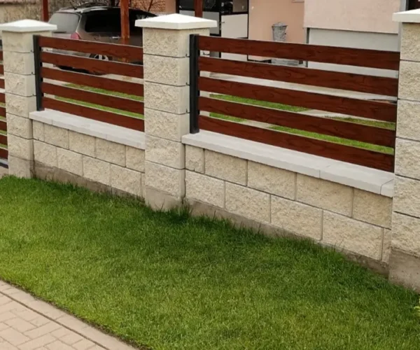 Aluminijumska dvorišna ograda sa horizontalnim letvicama antracit na zidanim stubovima — Savalux