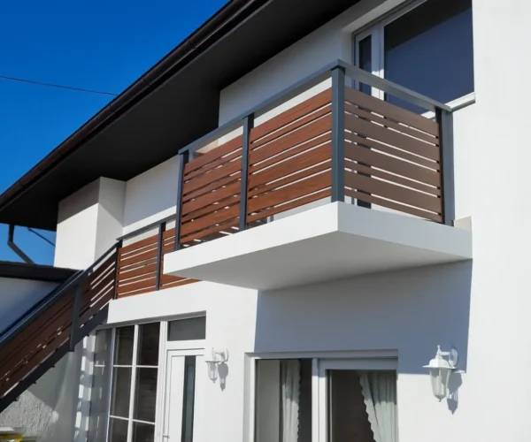 Moderna ograda za terasu od aluminijuma sa horizontalnim letvicama na balkonu kuće — Savalux