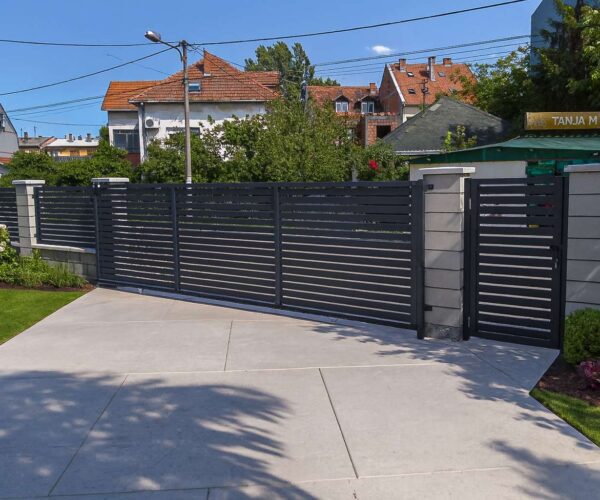 Moderna aluminijumska ograda i kapija za dvorište antracit sa horizontalnim letvama i betonskim stubovima — Savalux