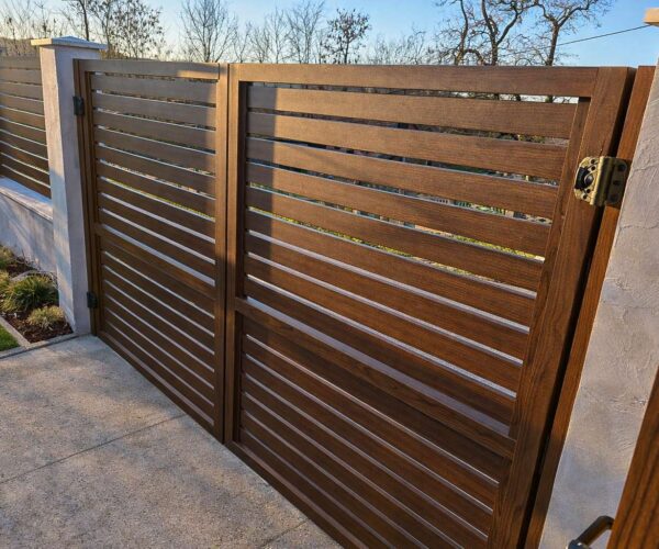 Dvokrilna kapija za dvorište aluminijumska wood dekor sa horizontalnim letvama i bravom — Savalux